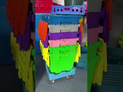 倉庫の作業を速めるために,ドリーに蓋付きのプラスチック箱を積み立てる方法